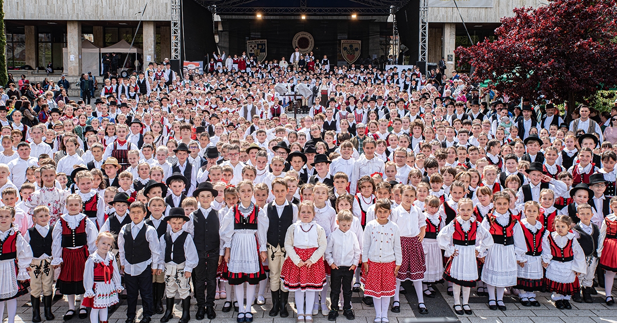 Csíkszereda főterén táncoltak az ifjú hagyományőrzők